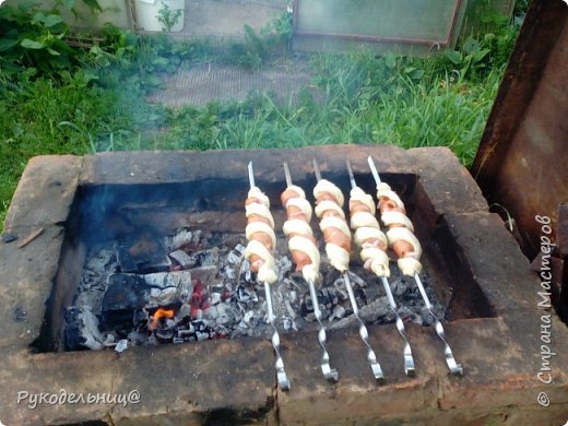 Сардельки порезать крупными кусками и нанизать на шампур. Слоёное тесто разморозить, порезать полосками и обмотать по спирали шампур с колбасками. Жарим на мангале, постоянно переворачивая, чтоб тесто не пригорело. Полоски теста тонкие, поэтому они успевают пропечься(очень переживала, что не получится). При том испечённое тесто пропитывается ароматом от сарделек. Получается ОООчень вкусно. (фото 2)