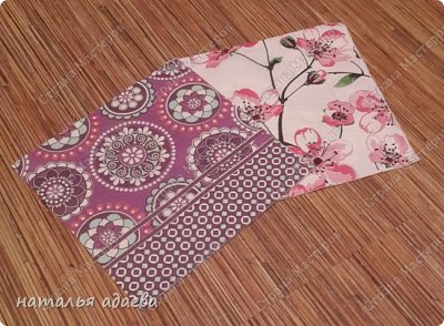 Сначала, мне хотелось сделать чемоданчик мягким - перетянуть тканью, но для той цели, с которой я хочу его использовать в дальнейшем - хранение кисточек и красок -ткань не подходит, мне нужно такое покрытие, которое можно было бы протереть. Поэтому я использовала салфетки. (фото 5)