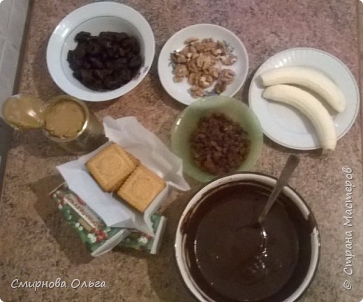 "Костяк" рецепта - это:
Печенье
Банан
Вареная сгущёнка
Шоколад
Лично я добавила ещё чернослив, изюм, орешки (их можно не класть в само блюдо, а использовать в виде украшения в тёртом виде ) (фото 3)