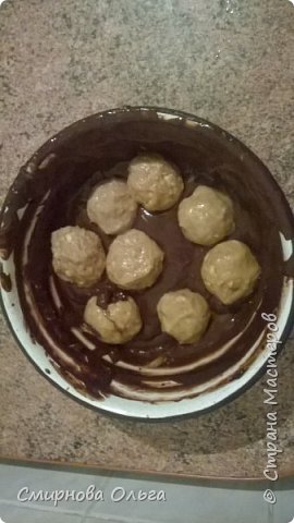 Вот так.
Я не растапливала шоколад. Брала какао, молоко,сахар и варила до густоты... Делала глазурь...На пироги делаю такую же, только добавляю масло...  (фото 10)