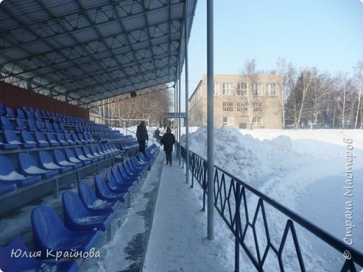 Всем привет! Меня очень долго здесь не было, и сегодня я хочу вам показать фотографии на совершенно разную тематику, они вместе никак не связаны, но мне нравятся.
На катке (фото 1)