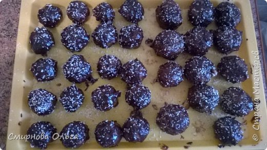 Растопить шоколад мне удалось, но такой густой, что я намучилась его намазывать на шарики..Оставалось содержимое с прошлого раза, я смешала с шоколадом и ещё молока добавила..уж слишком всё густое было..И вид некрасивый был..Снова спасли орехи.... Сверху натёрла.. (фото 21)