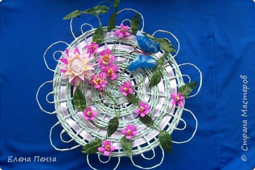 Добрый день! Выкладываю свою конкурсную работу
Казалось, зима никогда не кончится. Но небо стало голубым, дольше светит солнце, согревает землю-матушку. Всё живое просыпается и расцветает. О Весна! Ты красота! Ты жизнь!
Свит-панно.
Используемые материалы: трубочки бумажные, ленты, бумага гофрированная, искусственная зелень, пластиковая бутылка (для бабочки), краски акриловые.
Конфеты: "Мумуйка"-1 шт., "Мини-М"-8 шт (фото 1)