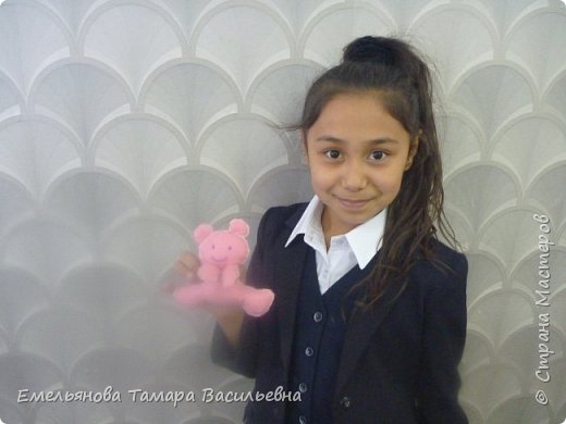 Идилова Дильназ, ученица 5 "Б" класса, 11 лет сшила розового мишку. (фото 8)