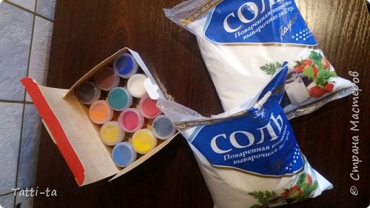 Чтобы сделать их, мне понадобилась обычная соль, гуашь, ну и конечно.......пустые прозрачные бутылки!!1))))) (фото 2)