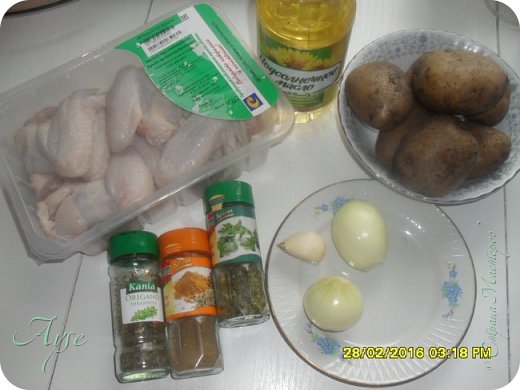 Итак, нам понадобятся (пропорции - на ваш вкус):
- курица (в этот раз крылышки, но можно абсолютно любые части)
- картофель (у меня на фото уже слегка отваренный в мундирах, но можно сырой - в таком случае его почистить или оставить в кожуре если молодой)
- лук, чеснок
- специи на ваш вкус (у меня сегодня по настроению - петрушка, орегано, карри)
- соль (на фото нет, забыла). (фото 2)