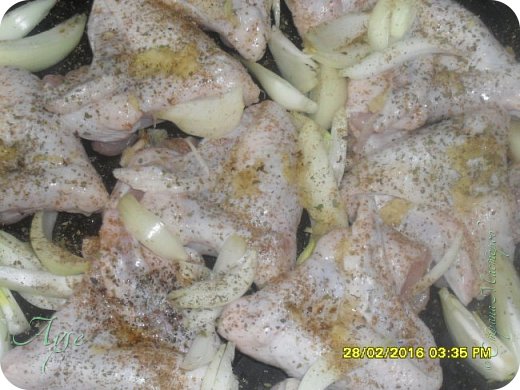 К курочке добавляю лучок, нарезанный перьями (иногда если мелкий, то могу и четвертинками, мы любим лук), измельченный чеснок и специи.  (фото 4)