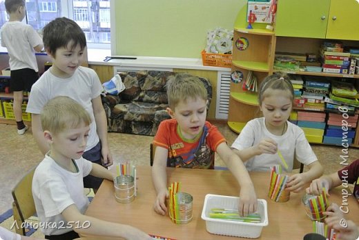 на банки предварительно две денежные резиночки натянули..чтобы ровненько трубочки закрепить...
Старались - суперски!!! пыхтели и смеялись...да фантазировали,как бы всем разные "рисунки" сделать...некоторые даже "в наклон" трубочки уложить умудрились! (фото 3)