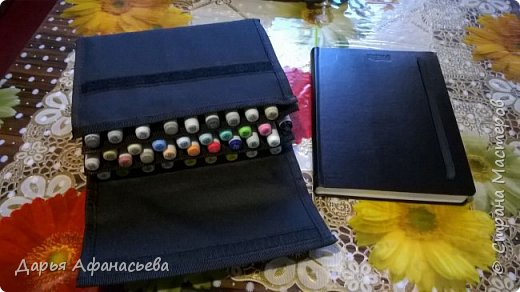 Заказала я себе маркеры, японские, для иллюстрации. И скетчбук. Посылка шла с Питера около недели. И я с нетерпением ее ждала:)
Забрала сегодня. Очень довольна.36 цветов, два пера на маркере: толстое для заливок и тонкое для прорисовки деталей. Скетчбук тоже порадовал. Кожаная твердая обложка, закладка, резинка для фиксации, и отличного качества английская бумага. (фото 1)