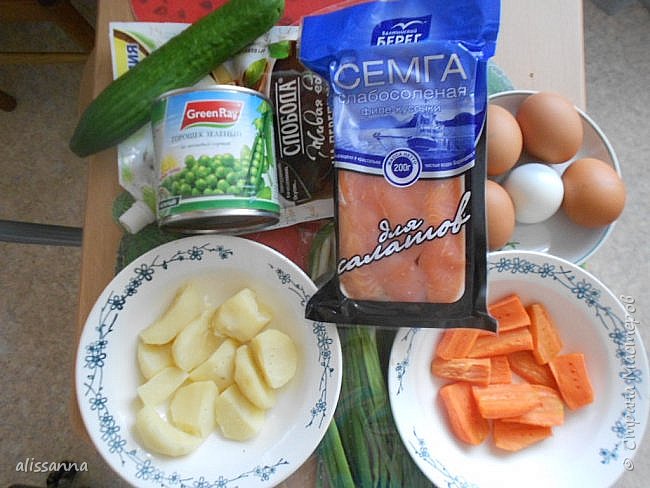 Для приготовления нам понадобится следующий набор продуктов ( вроде бы....все видно на фото...но я поясню ):
3 картофелины
3 моркови
3 яйца ( на фото больше...забыла убрать лишние....))))))))))
банка горошка
1 большой огурец
200 г слабосоленой семги
зеленый лук
майонез (фото 2)