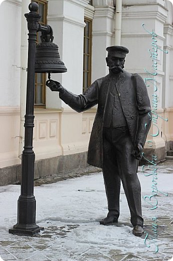 "Начальник железнодорожной станции возле колокола." (фото 7)