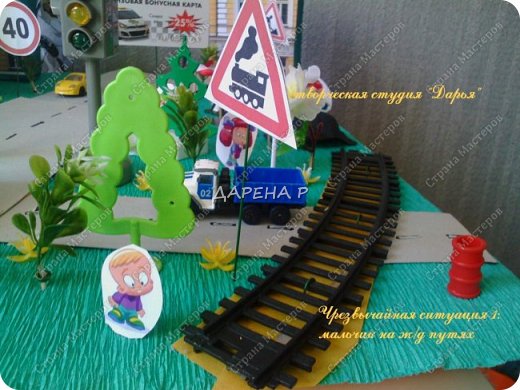 мальчик гуляет на железнодорожных путях (фото 12)