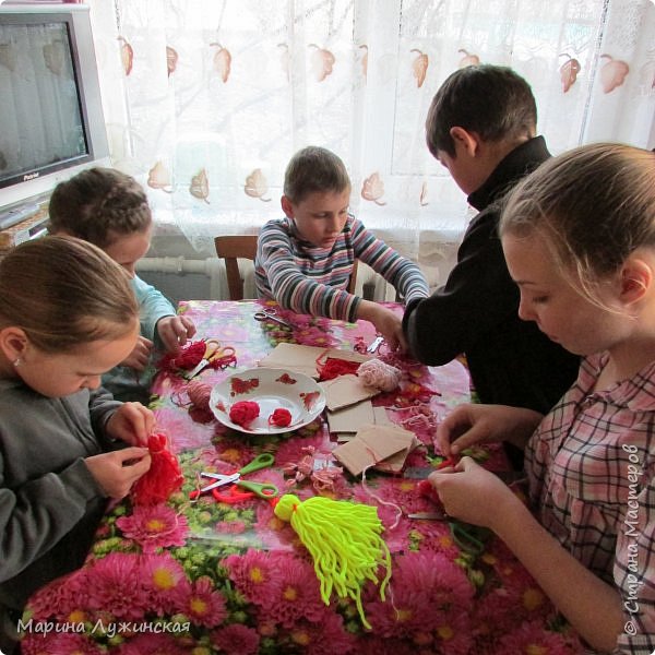  Мальчики делали куколку-мальчика, а девочки - куколку-девочку...
   (фото 2)