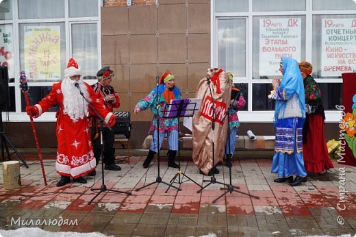 А потом Емеля позвал мешок Деда Мороза с подарками. и мешок тронулся! а все его ловить пустились! Но по щучьему велению он сам остановился. (фото 34)