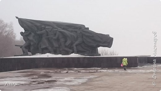 Памятник защитникам Родины...за памятником в хорошую погоду чудесно проглядывается Волга, а в тот день был страшный туман. (фото 4)