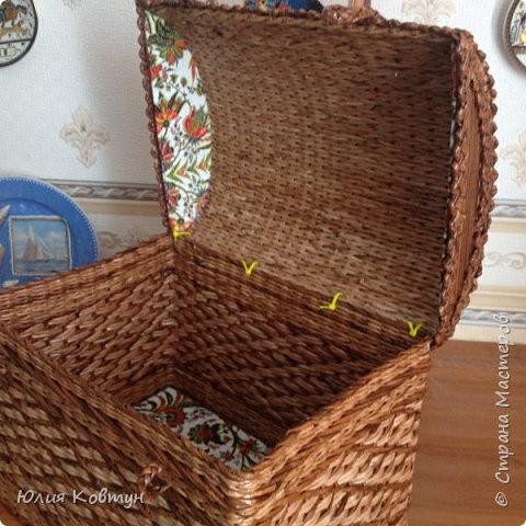 крепление на пластиковые стяжки (хомутики, кто как называет), немного раньше сплела другой сундук с "цельновязанной" крышкой, на которой ещё в местах сгиба каждую трубочку обмотала скотчем - и, о ужас!!!!, через некоторое время такая крышка благополучно отвалилась....Теперь крышки на сундуки предпочитаю крепить с помощью вот таких хомутиков, так надежней (фото 5)
