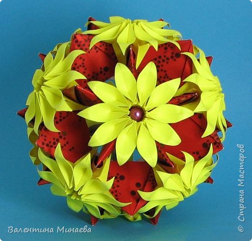 Name: Geosphere
Designers: Miyuki Kawamura
Units: 30
Paper: 7,5 x 7,5 cm
Final diameter: ~ 13,0
 
Name: Gloriosa
Designers: Ekaterina Lukasheva
Units: 120
Paper: 4,5 x 4,5 cm
Видео по сборке модуля этих цветочков: https://www.youtube.com/watch?v=2TRzUYtXocw   (фото 5)