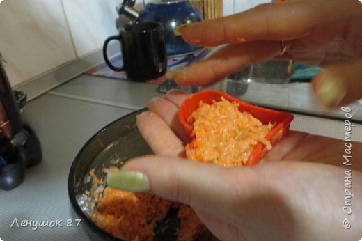 Полученную массу, выкладываем аккуратно в формочки. (фото 3)