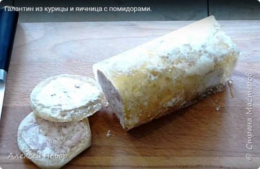 5. Коробку остудить и не открывая убрать в холодильник на 3-5 часов.
6. После застывания галантин извлечь, нарезать и съесть с хлебом или без)) (фото 4)