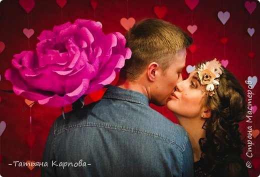 Как бы не говорили, что в декретном отпуске сложно, не хватает времени ни на что и т.д., но с уверенностью могу сказать, что уж если чего-то сильно захотеть, то время найдется!!!
Вот так нашему маленькому коллективу из визажиста, парикмахера, мастера украшений, "сладкого флориста" и фотографа пришла идея совместить наше творчество в одном кадре. Причем все "глубоко" мамочки с одним-двумя детками + муж )))
Вдохновение требовала выхода ииии...... вуаля!!!
Гигантский цветок для единственной!
(фото 1)