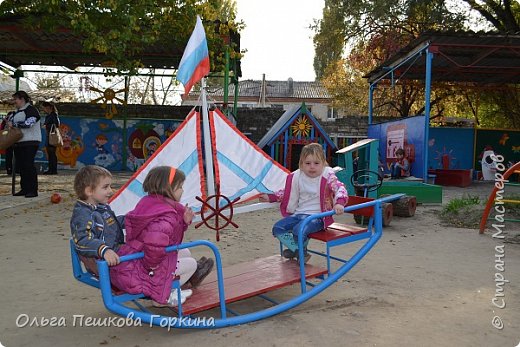 Из старой горки для лазанья,которая была давно спилена и лежала бесхозная наш папа сварил такой корабль,сшил паруса(он у нас шить может!) Детям очень понравилось,полный восторг! (фото 10)