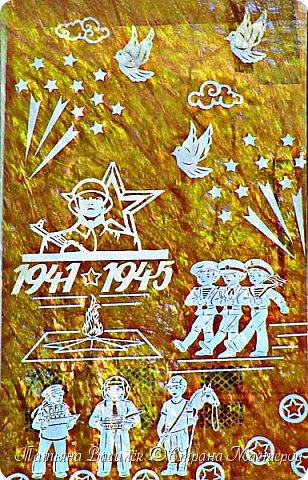 ПАРАД
Трубы трубят,
Барабаны гремят -
На площади Красной
Военный парад.
Печатая шаг
У кремлёвской стены
Идут офицеры
Российской страны.
Проходят гвардейцы
В равнении строгом.
Знамёна гвардейские
Помнят о многом.
Их, словно солдат,
Опалила война.
Недаром сияют
На них ордена.
Идут моряки
По звенящей брусчатке -
Как белые чайки,
Взлетают перчатки.
За ними десанта
Ряды боевые,
Береты, как небо,
У них голубые.
Где раньше когда-то
Стучали тачанки,
Рядами проходят
«Катюши» и танки.
Ракеты и пушки
Везут тягачи.
Смотрите, какие
Они силачи!
Проходят наследники
Дедовской славы,
Защитники нашей
Советской державы.
И с ними на марше -
Суворовцы наши!
И с ними на марше -
Нахимовцы наши!
Надраены бляхи,
Сияют мундиры.
Отличные будут
Из них командиры!
И адмиралы,
И генералы!
А может быть,
Маршалов будет
Немало!
(В. Орлов) (фото 5)