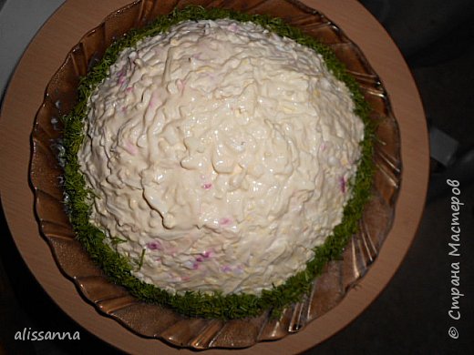 Все продукты выкладываем слоями
1 слой-измельченная семга ( сельдь )
2 слой-зеленый лук
3 слой-сыр ( на крупной терке....я сразу тру на тарелку...в которой будет подаваться салат...)
4 слой-свекла ( опять-таки....на крупной терке )
5 слой-яйца ( на терку )
Не забываем промазывать каждый слой майонезом ( сильно не приминаем...чтобы слои были воздушными...можно делать майонезную сетку )
Посыпаем зеленью ( у меня укроп и чуть петрушки )
Желательно делать на ночь....но если съедят сразу....тоже должно быть вкусно....))))))))
(фото 3)