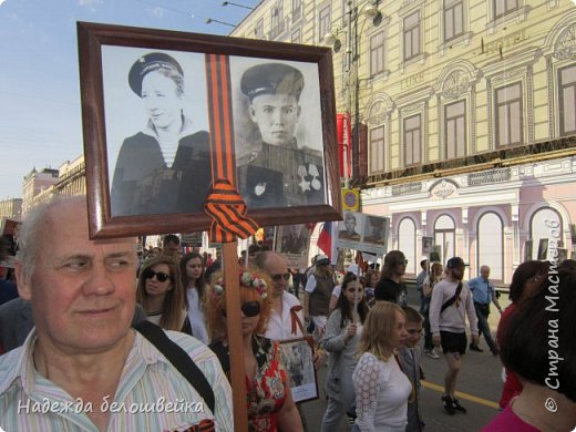 Мы пронесли фотографии моего отца ( он слева) и дядя моего мужа (он справа). (фото 10)