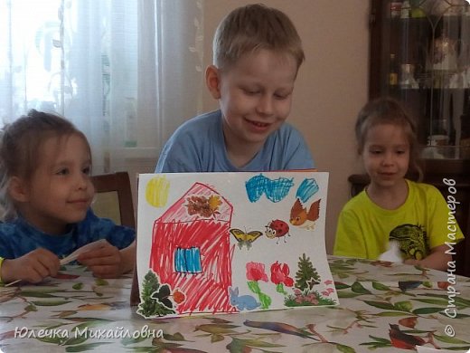 "Золотое яичко"
Ведущая: Жили-были дед да баба, Была у них курочка-ряба. Снесла курочка яичко, Не простое ? золотое.
Баба: Эй, старик, проснись скорей!
Дед: Волки что ли у дверей? Ты чего шумишь, старуха?
Баба: Да смотри, что я нашла: Наша курочка-пеструха Под кустом яйцо снесла.
Дед: А тебе что за беда? Ведь яйцо-то хоть куда!
Баба: Да яйцо-то непростое, А, гляди-ка, золотое.
Дед: Золотое, в самом деле? Мы с тобой разбогатели.
Баба: Ох, горит, слепит глаза!
Дед: Чудеса!
Баба: Чудеса!
Дед: Ты в сундук запри его. (слышен стук в дверь)
Баба: Нету дома никого!
Дед: Ты пойди запри засов, Да спустить бы надо псов.
Баба (возвратившись): В среду в город я поеду, Там базар бывает в среду. Богатеев много там! Им яичко и продам. Вот обновок накуплю я, Разных юбок сорок штук, Шаль в цветочках голубую, До краев набью сундук.
Дед: Что ты мелешь небылицы! Ишь, сыскалась молодица Наряжаться в разный хлам. Нет уж, если мы богаты, Я построю вместо хаты Трехэтажные палаты. И беседки по углам.
Баба: Наказанье с глупым мужем! Что ты, старый, не блажи! Мы живем других не хуже, Ни к чему нам этажи!
Дед: Я хозяин или нет?! (Яйцо падает и разбивается)
Баба (плача): Ох, яичко покатилось, Покатилось и разбилось.
Дед: Успокойся, хватит, баба! Нанесет яиц нам Ряба. Мы раскрасим яйца эти. И вручим на Пасху детям.

О.Высотская 
 Источник http://www.tvoyrebenok.ru/pasha_scenariy.shtml (фото 17)