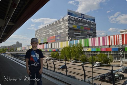 А вот мы и в Останкино! Добираться туда решили на "лёгком метро", т.е. на монорельсе по эстакаде над землёй, поездка была увлекательной, жаль только, что быстро закончилась - от ВДНХ до Останкино рукой подать, а по Московским меркам это вообще в соседнем дворе))))) (фото 75)