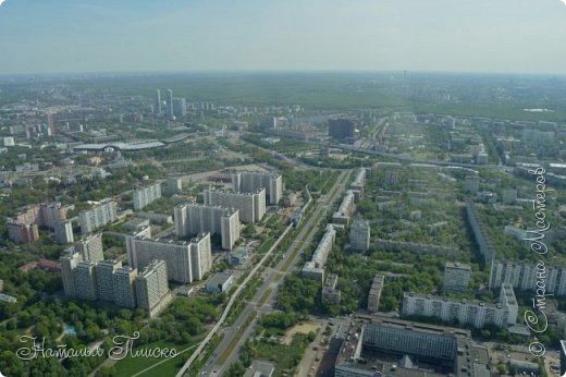 В центре кадра тёмное здание - это гостиница "Космос", а справа от неё гостиничный комплекс "Золотой Колос", в котором мы жили. А дальше - зелёная роща, это национальный парк "Лосиный остров". Если верить экскурсоводам, то в этом районе действительно можно встретить неспешно прогуливающегося лося (или лосиху))))) (фото 82)