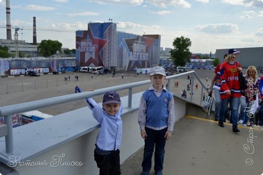 Будучи в Москве во время проведения Чемпионата мира по хоккею, не могли мы пропустить и это событие, съездили как-то вечерком за билетами и на следующий день ощутили ту незабываемую атмосферу, что творится во время игры))))) (фото 88)