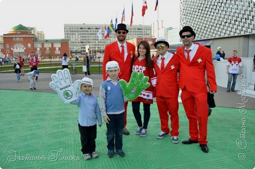 Швейцарские болельщики позируют с нашими девушками, а мы - с ними))))) (фото 95)