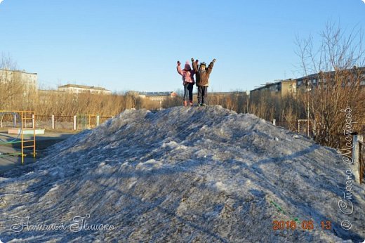 А это уже наши "родные" сугробы... Приехали мы домой и снова напялили куртки, сапоги, шапки... Впору бы впасть в глубокую депрессию, но воспоминания о московских каникулах, приятных знакомствах и встречах, подарки друзей согревают и душу, и тело))))) Вы уж извините, у меня и так получился большой пост, но не похвастаться своими подарками никак не могу) Так что если у вас есть время, порадуйтесь вместе со мной))))) (фото 118)