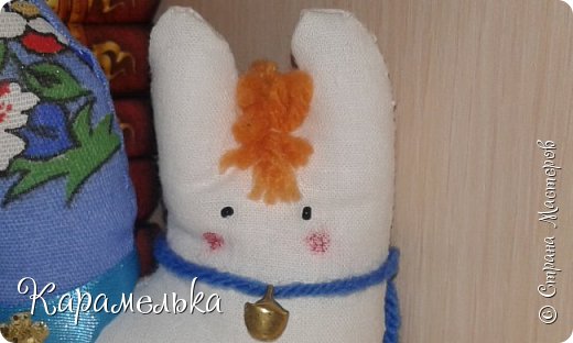 Не знаю почему, но это существо напоминает мне мальчика....ну вот не знаю почему.
рыжий чубчик, румянец, сделанный с помощью какой-то косметики, незаметно стыренной из маминой косметички и косоватые глазки.
бубенчик сюда очень подошёл.
(фото 3)