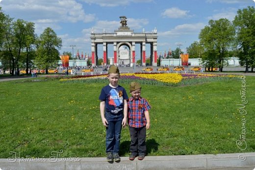 По-летнему солнечная и тёплая погода придавала городу ещё более праздничный вид))))) (фото 2)