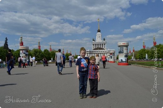 На Центральной аллее ВДНХ (от арки главного входа до павильона "Центральный") установлены колонны с фронтовыми фотографиями известных актеров театра и кино, вдохновлявших солдат на победу, а также театральные афиши. (фото 10)