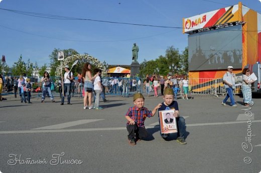 Мальчишкам, конечно, было тяжеловато идти, особенно на участке ближе к Красной площади, но не потому, что расстояние было большое, а потому что скакать, прыгать, цепляться друг к другу в такой день и в таком месте было бы совсем неприлично. Пришлось им взять себя в руки и пройти этот путь достойно.  (фото 20)