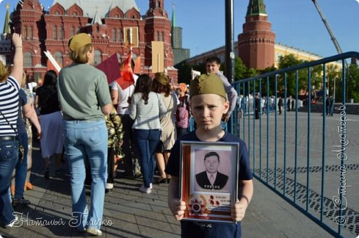 С мутноватых фотографий из домашних альбомов и военных билетов они навсегда моложе нас сегодняшних. Они навсегда в песнях и наворачивающихся слезах, в стихах и замирающих сердцах. (фото 26)