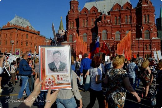 Непобедимые и легендарные, такие, какими они даже не мечтали пройти по этой площади плечом к плечу с внуками и правнуками, которых они даже не мечтали прижать к груди. У них была одна на всех несбыточная мечта - просто вернуться с победой! (фото 25)