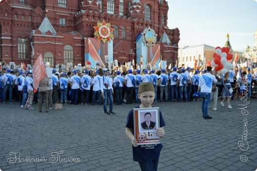 И вот мы уже на Красной площади! Волонтёры Победы, видимо, пожалели мальчишек, пропустили нас через свой кордон) (фото 28)