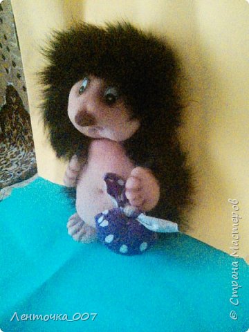 мк по ежикам не смогла найти, такой который бы мне подошел. был мк, где сначала сваливают ежика из синтепона, но у меня он никак не хотел сваливаться. плюнула на это дело и решила: как получится. вот как-то так и получилось. (фото 3)