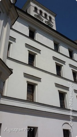 Белая фабрика была построена Людвигом Гейером в 1837 году, в неоклассическом стиле. Она считается одним из красивейших памятников промышленной архитектуры Польши.Некогда, на предприятии работало свыше 5 000 человек, они занимались пошивом одежды, обуви, тканей и спецобмундирования. В музее размещены образцы оборудования, документы и раритетные вещи 19 столетия. Также здесь размещаются передвижные выставки и экспозиции, которые вызывают не меньший интерес. (фото 3)