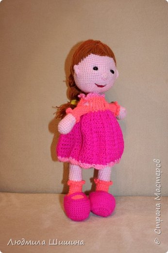 Вот и девчушка.
http://hobby-country.ru/2014/08/20/doll_amigurumi/
Большое спасибо автору. 
И в мальчика и в девочку вставляла каркас из медной проволоки, головы тяжелые и нужен каркас. 
Волосы крепила вот таким способом http://ami.guru/master-class/228-master-klass-po-krepleniyu-volos-dlya-kukly
С изнанки промазываю клеем моментом гель прозрачный и получается велеколепный паричок. (фото 2)