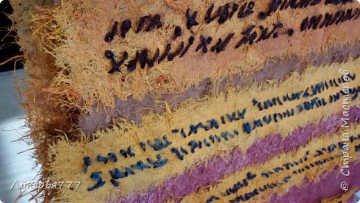 Я даже не уверена, что это шерсть. Возможно, это какие-то растительные волокна. Обработанные, окрашенные и высушенные по типу, как делают бумагу с нуля. Незнаю. К сожалению, никаких описаний материалов не было, а значит можно было только догадываться из чего и как. (фото 60)