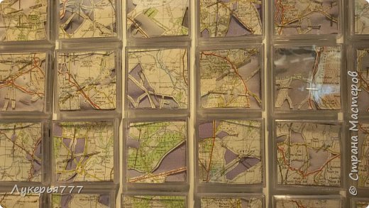 Панно состоит из большого количества пластиковых коробочек, в которых составлены мини-композиции из ткани, кусочков топографической карты и булавок...прикольная задумка) (фото 65)