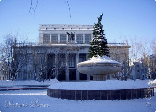 Зимой фонтан тоже не скучает без дела - служит подставкой для новогодней ели))))) (фото 26)