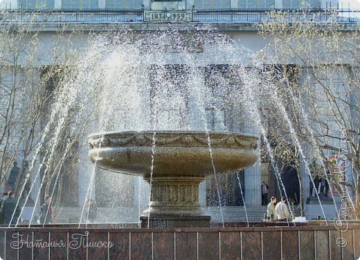 Кстати, сначала предполагалось установить в качестве фонтанных скульптур фигуры русалок, но потом их заменили на мраморную чашу. (фото 27)