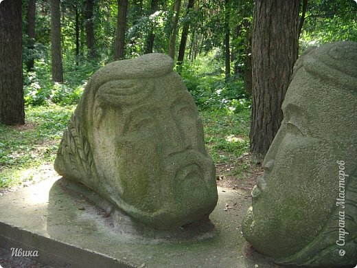 Есть в парке аллея из каменных скульптур. Все они выполнены из камня песчаника
украинскими и зарубежными скульпторами.
Проект назывался "Живой камень" ("Живий камінь"). Проходил в формате фестиваля.
В инете нашла информацию, что фестиваль проходил в Черкассах уже четыре раза. 
Четвёртый был приурочен к ЕВРО - 2012. 
Темами предыдущих фестивалей были «Каменные фонтаны», «Энеида» Ивана Котляревского и «История любви».
Вот поэтому такие разные скульптуры на аллее. 
На спортивную тематику не видела ни одной...
Поспрашиваю у работников парка, может какую-то аллею я пропустила...?


Эта скульптура выполнена из двух фрагментов. 
Автор - Телиженко Николай (Украина, г.Черкассы). 
Название скульптуры "Цветы папоротника" ("Цвіт папороті").
 (фото 2)