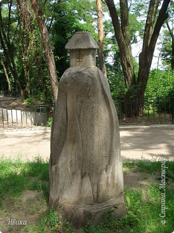 И такой домик на высокой горе. Крыша под соломой.
Одинаковый со всех сторон. (фото 15)